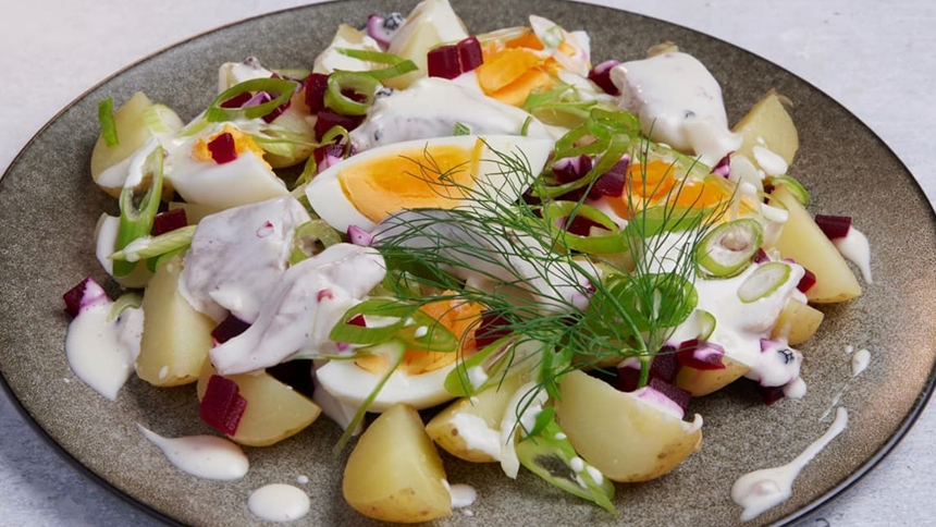 Salat med sild, poteter og egg. Foto: Mills